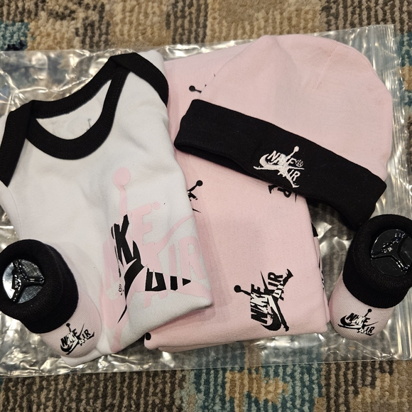 Nike Air Jordan Infant Set in Pink and White - Picture 2 of 4